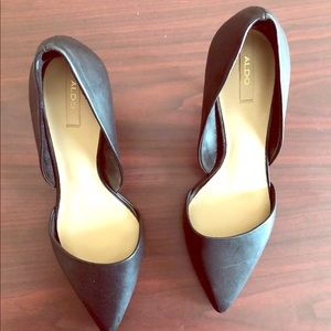 Aldo black leather pump.